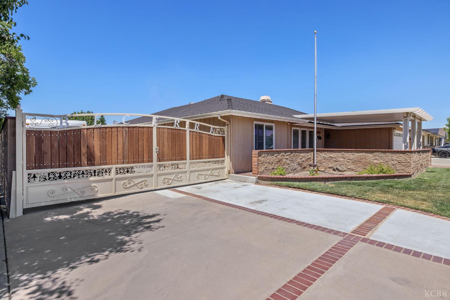 406 Cedar St, Hanford, CA 93230