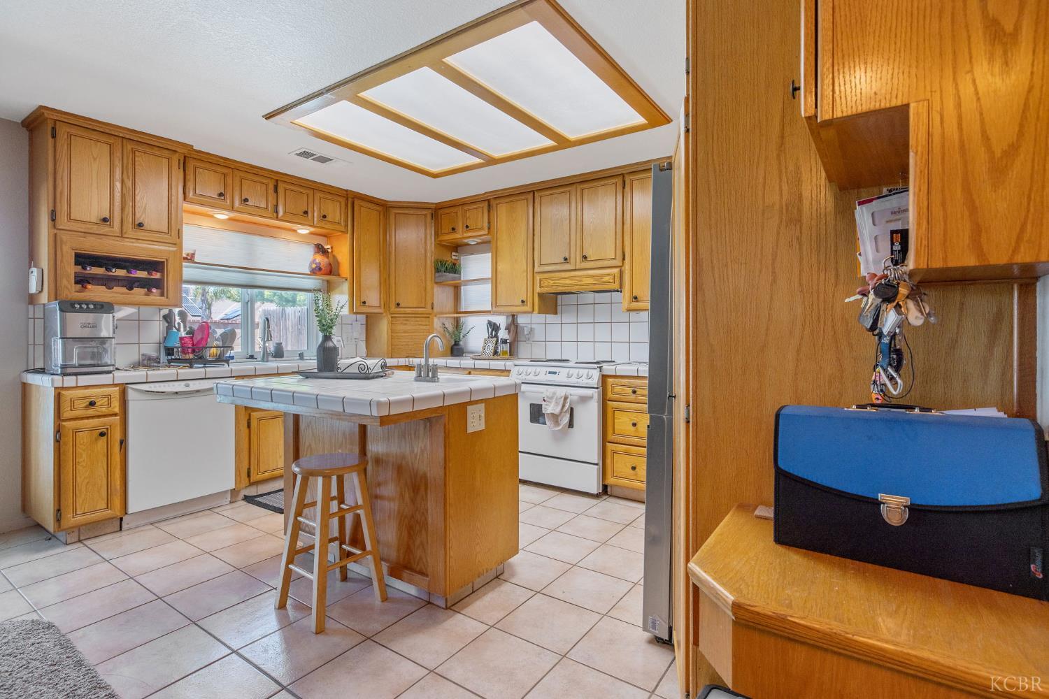 406 Cedar St, Hanford, CA 93230