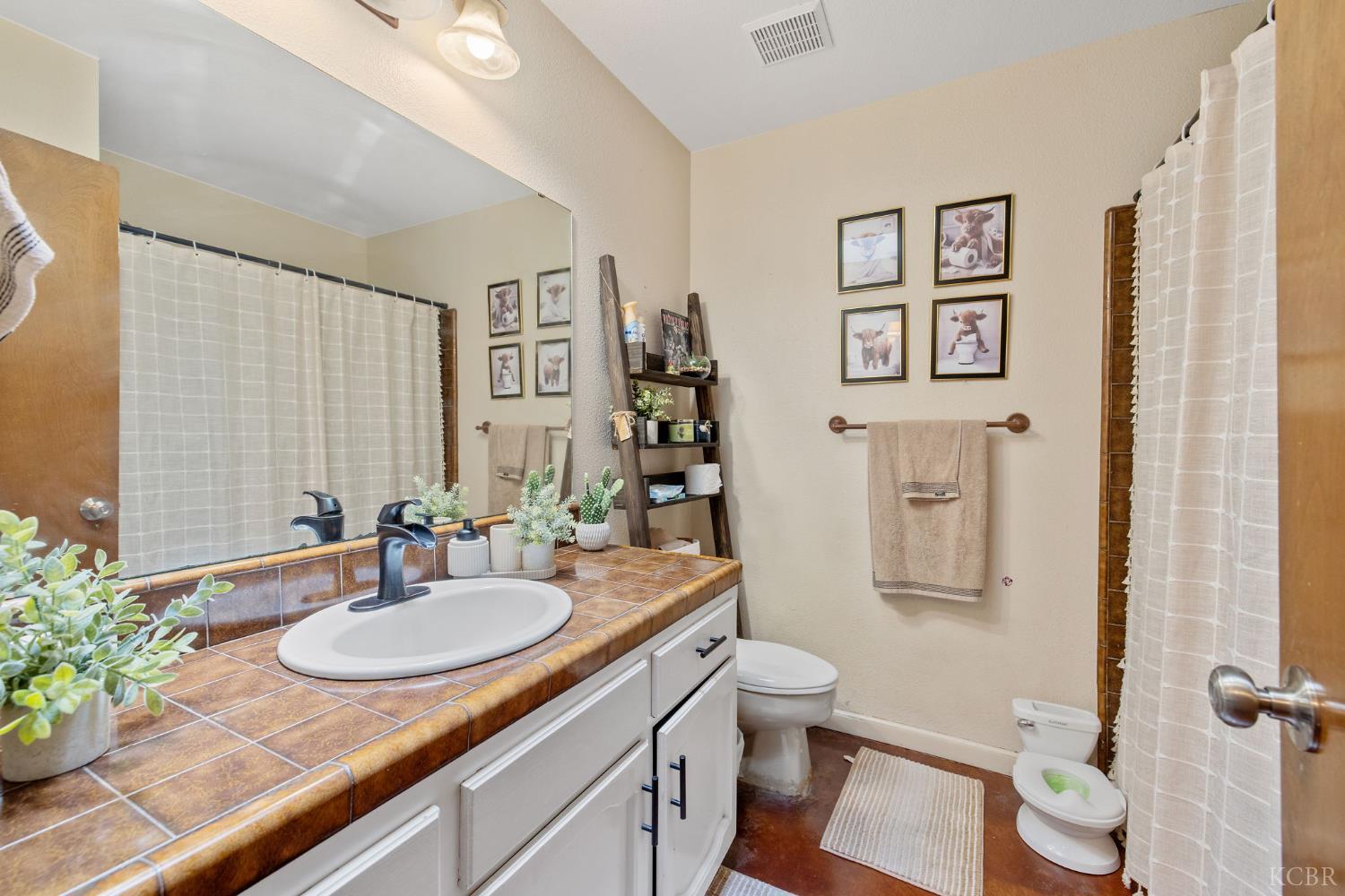 406 Cedar St, Hanford, CA 93230
