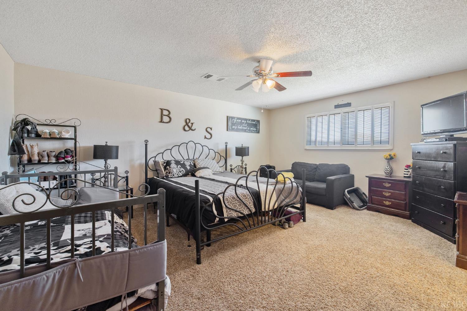406 Cedar St, Hanford, CA 93230