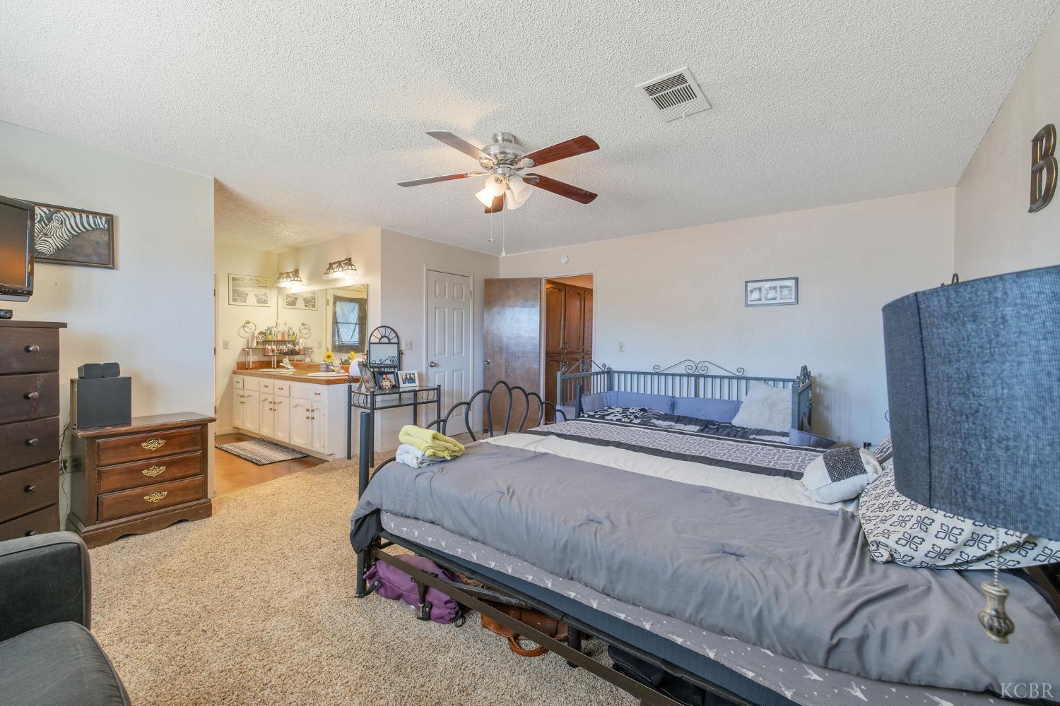 406 Cedar St, Hanford, CA 93230
