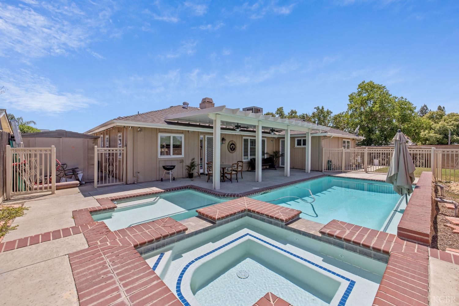 406 Cedar St, Hanford, CA 93230