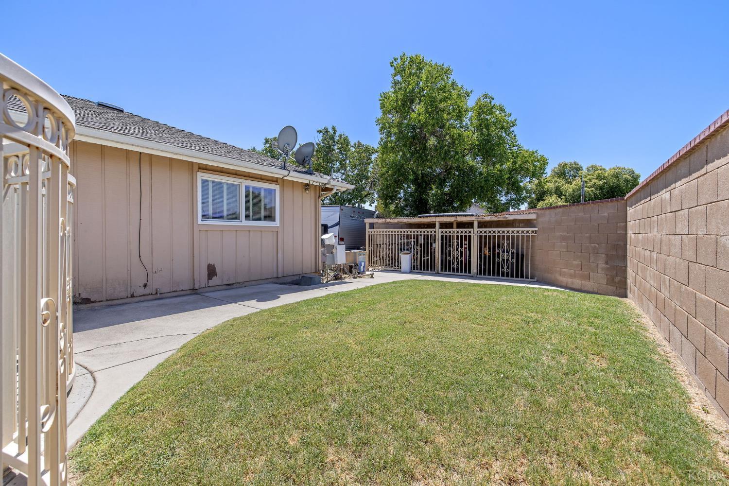 406 Cedar St, Hanford, CA 93230
