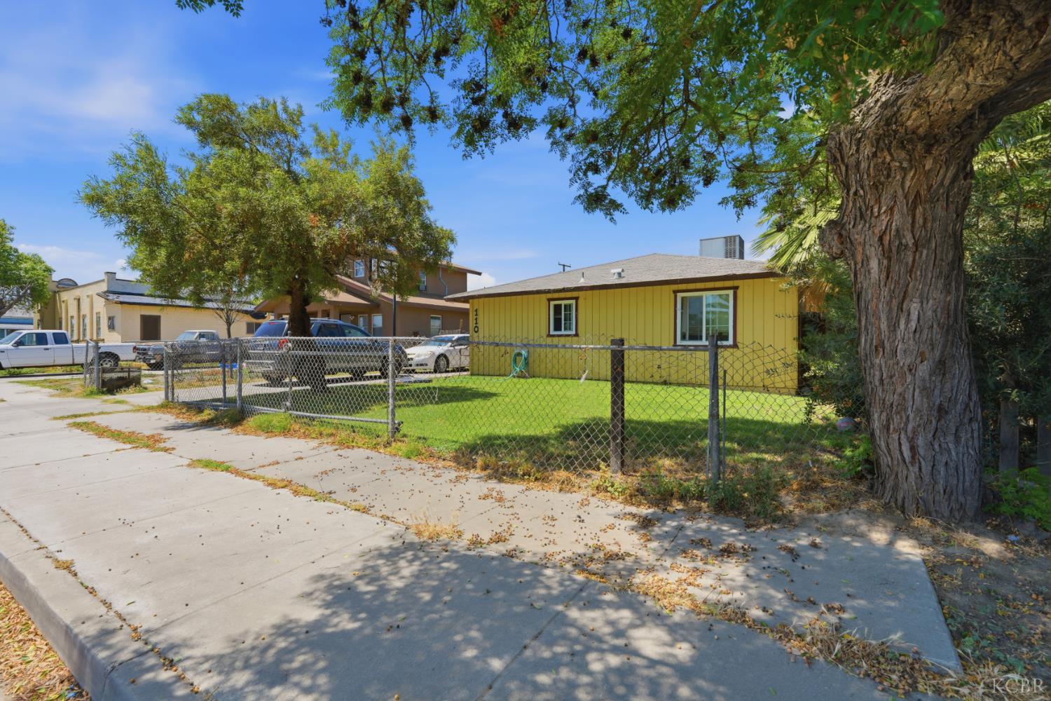 110 E 2nd St, Hanford, CA 93230