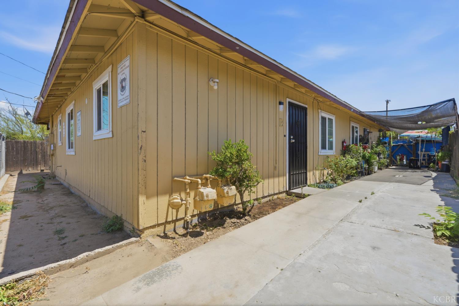 110 E 2nd St, Hanford, CA 93230