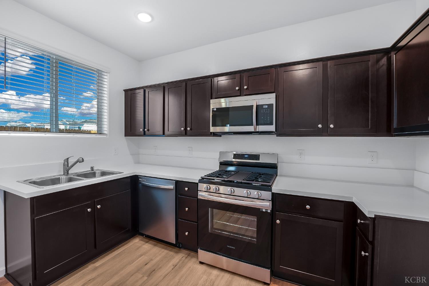 1012 Bueva Vista Ln, Hanford, CA 93230
