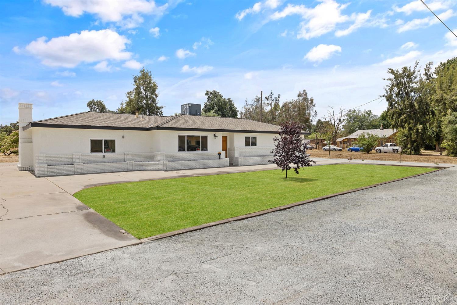6125 E Mount Whitney, Laton, CA 93242