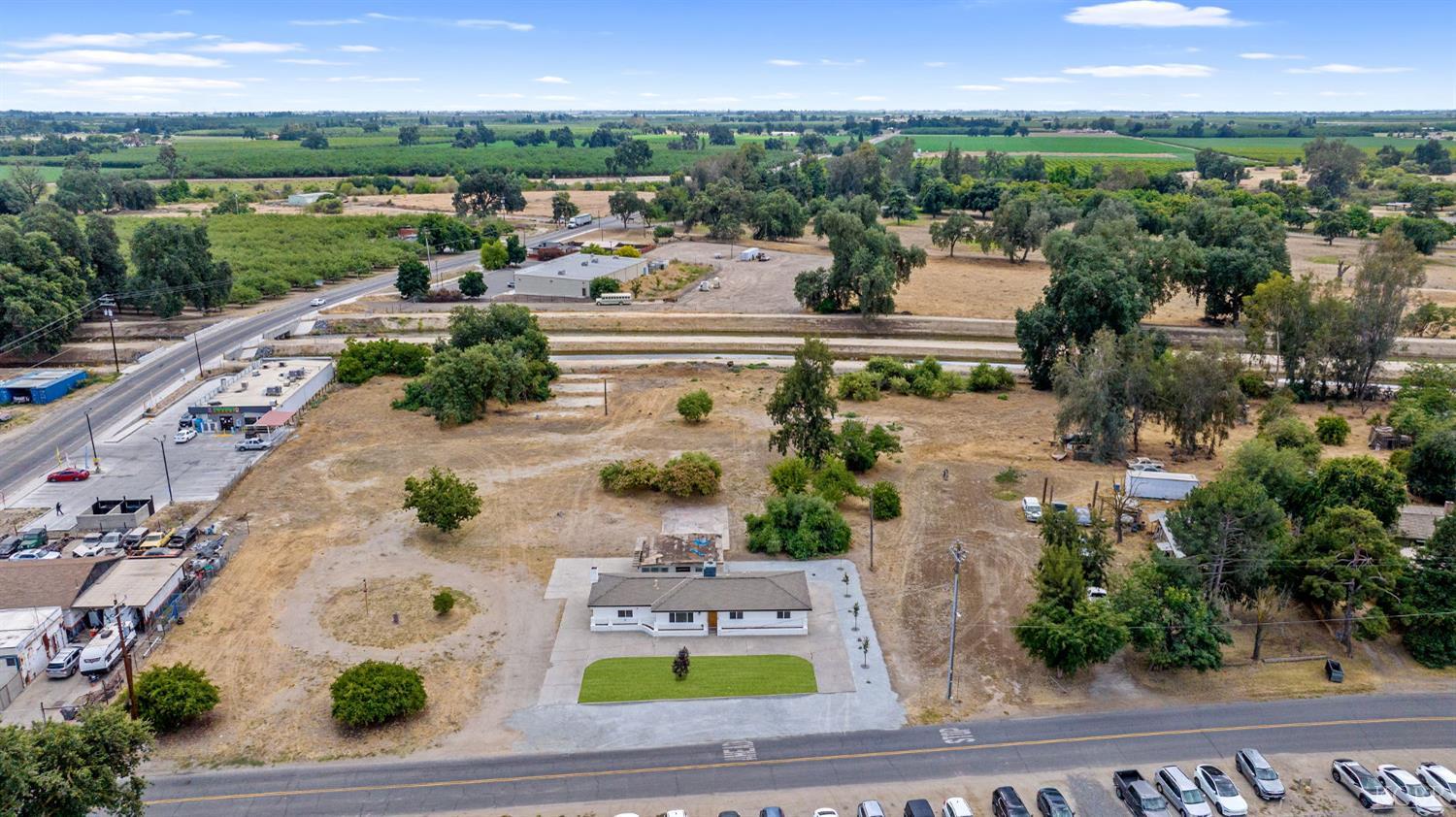 6125 E Mount Whitney, Laton, CA 93242