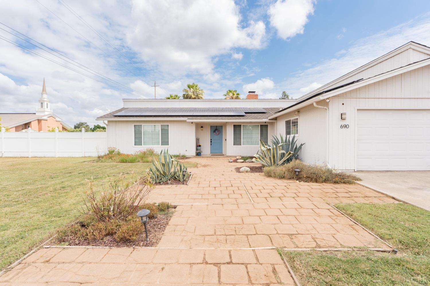 690 W Magnolia Ave, Hanford, CA 93230