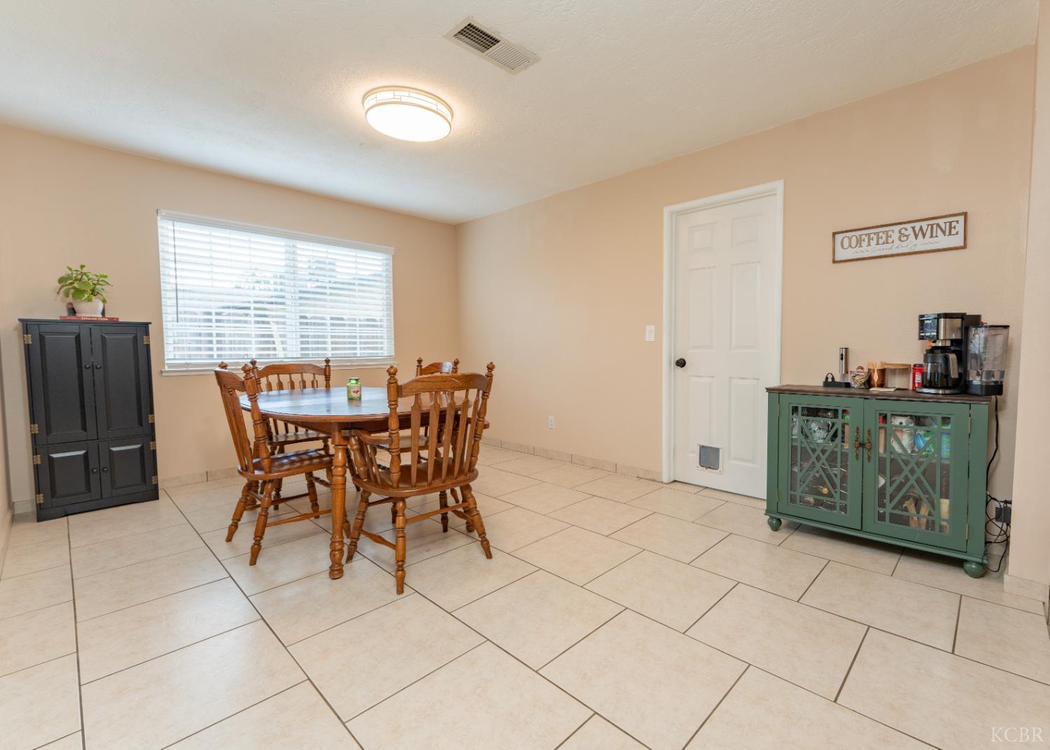 690 W Magnolia Ave, Hanford, CA 93230