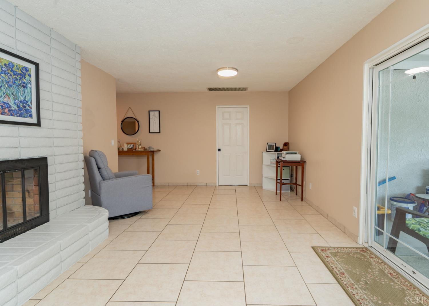 690 W Magnolia Ave, Hanford, CA 93230