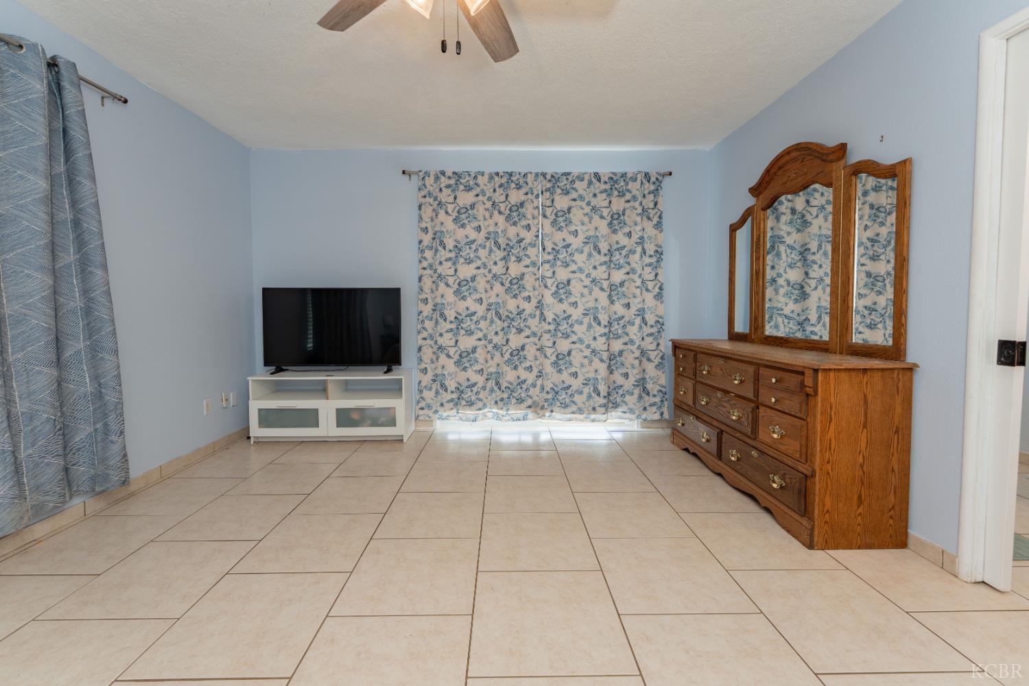 690 W Magnolia Ave, Hanford, CA 93230