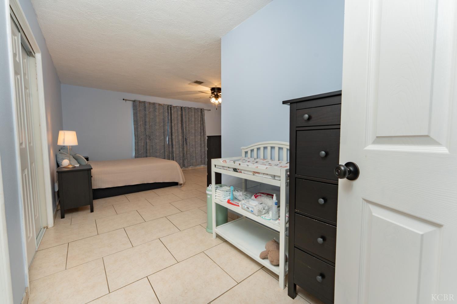 690 W Magnolia Ave, Hanford, CA 93230