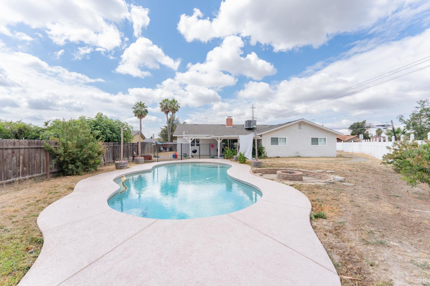 690 W Magnolia Ave, Hanford, CA 93230