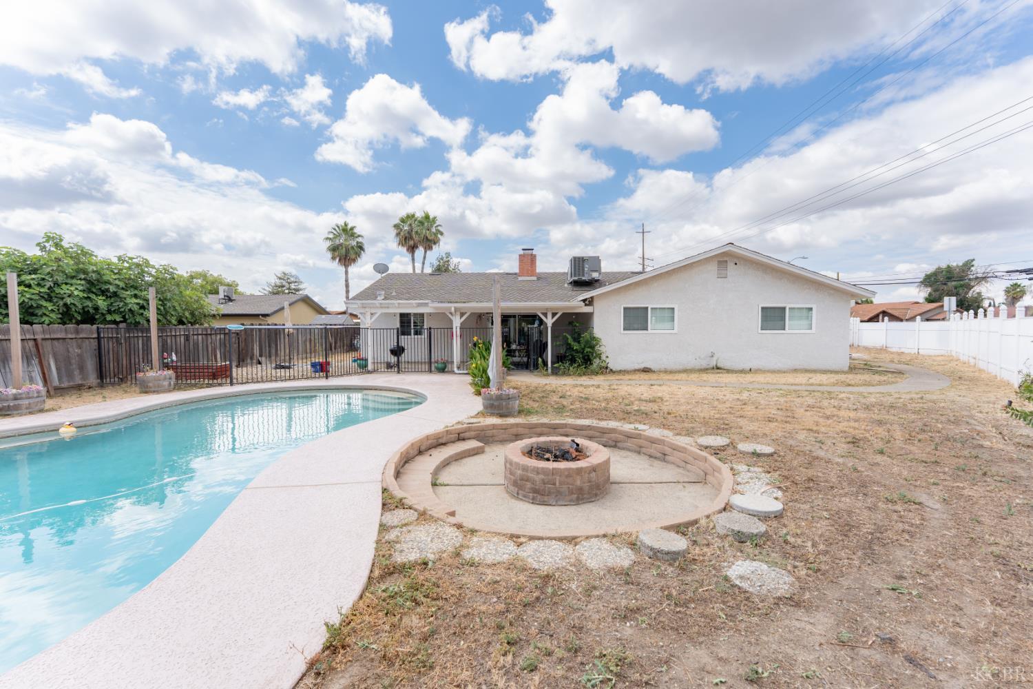 690 W Magnolia Ave, Hanford, CA 93230