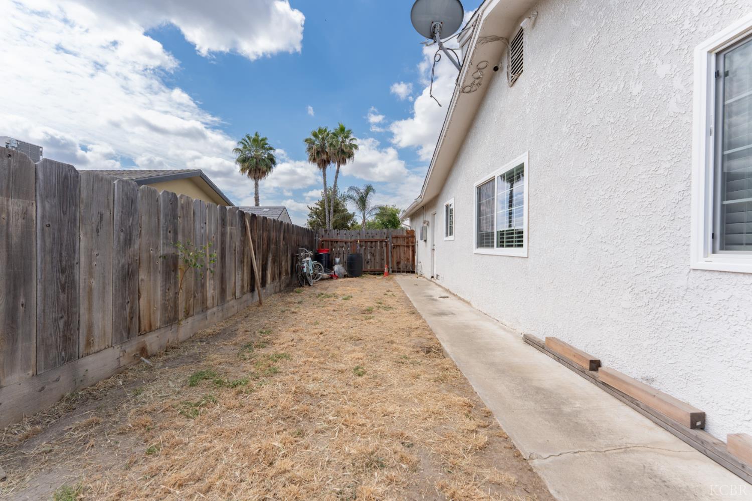 690 W Magnolia Ave, Hanford, CA 93230