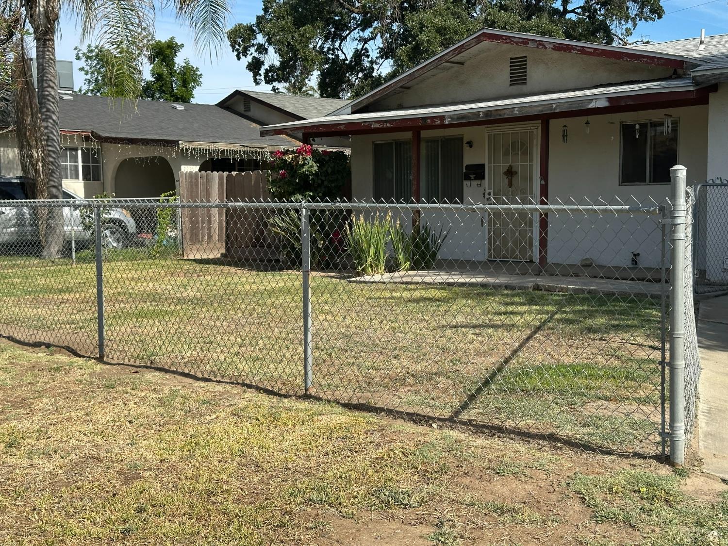530 E 11th St E, Hanford, CA 93230
