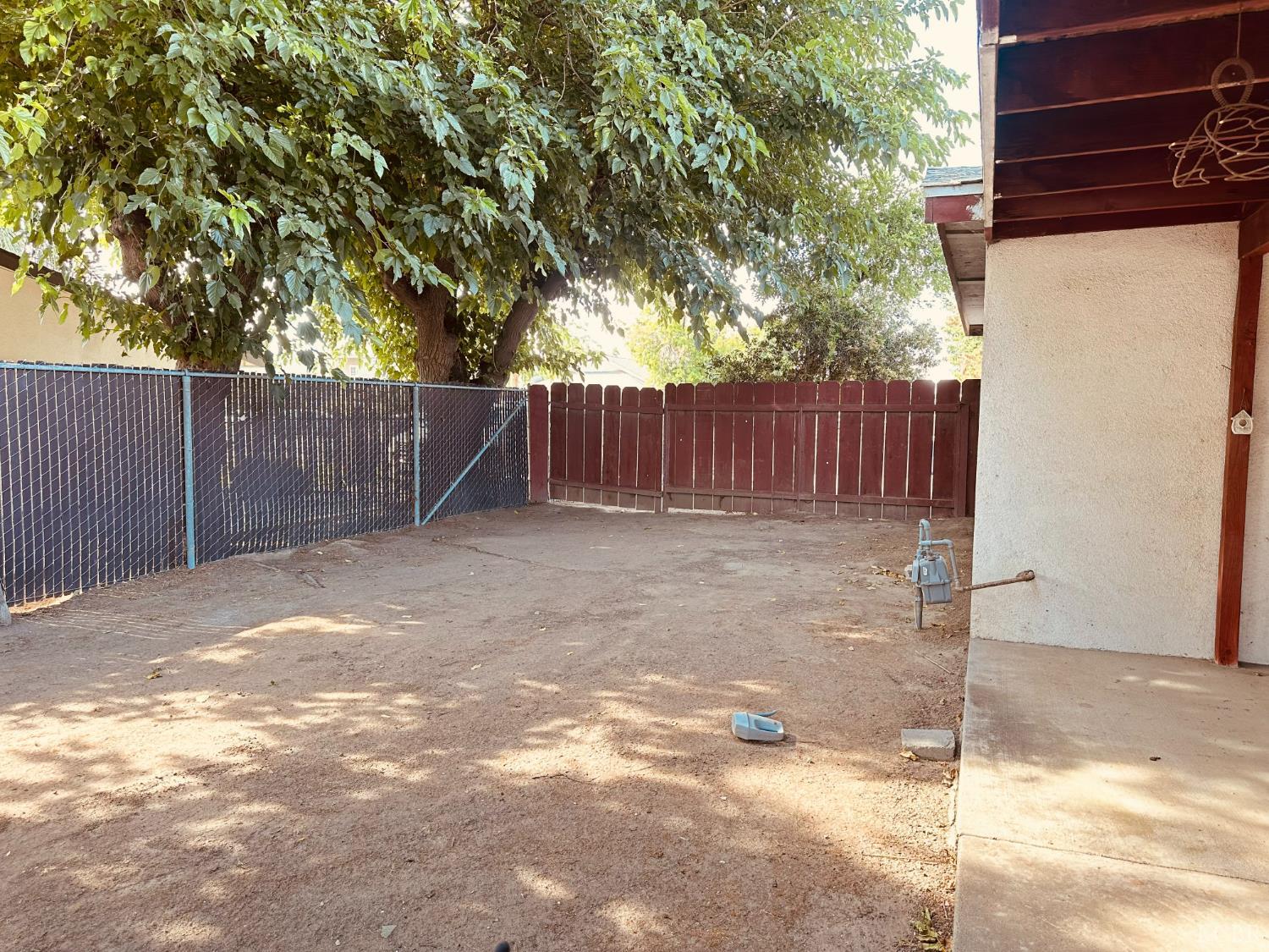 530 E 11th St E, Hanford, CA 93230