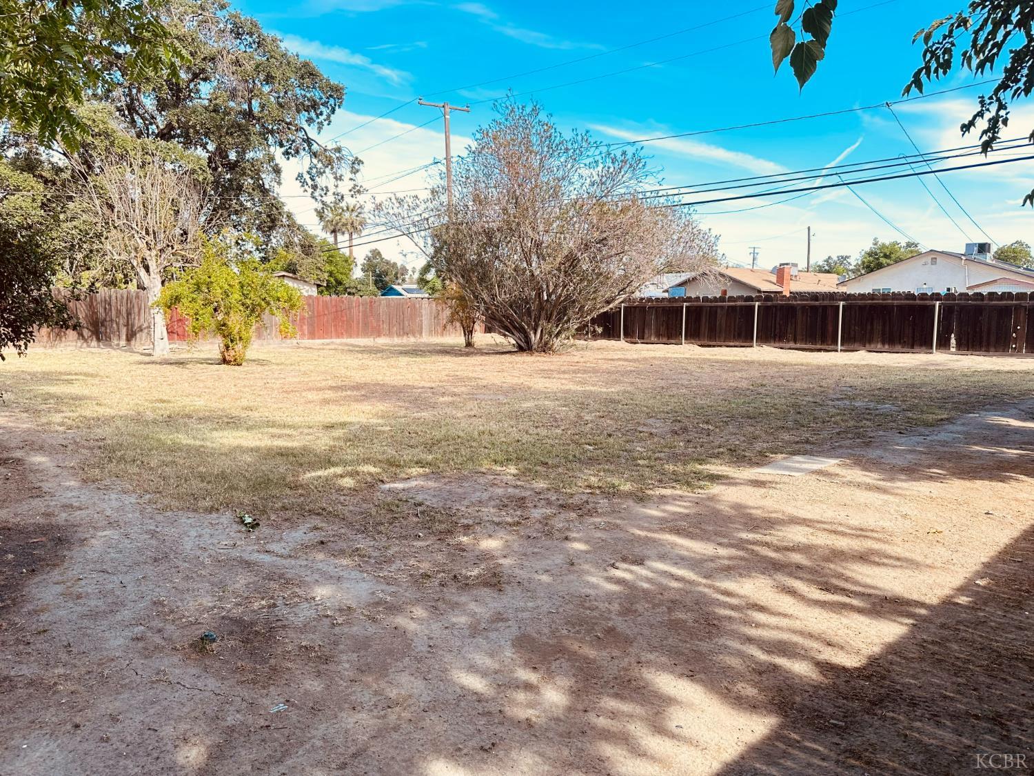 530 E 11th St E, Hanford, CA 93230