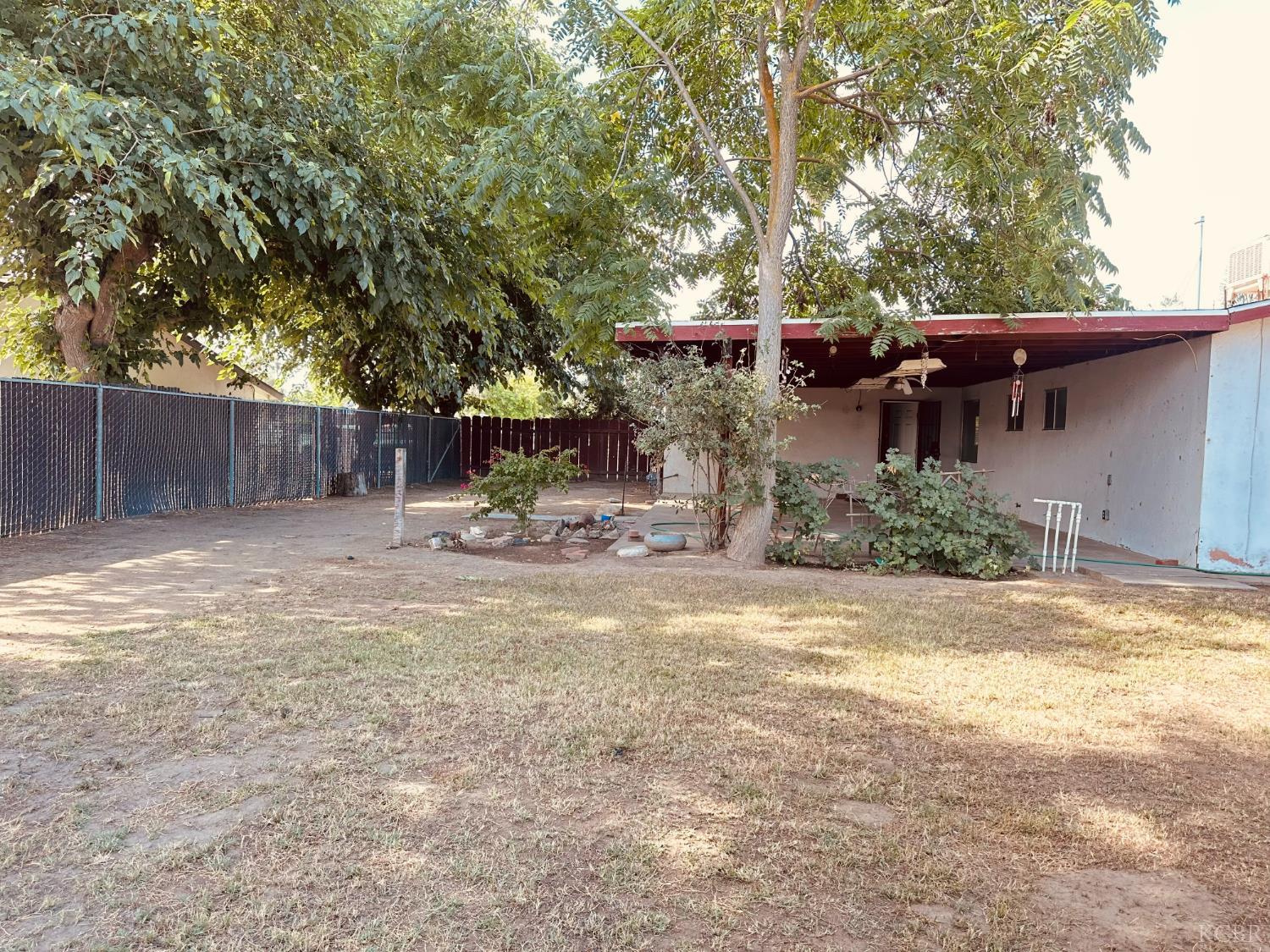 530 E 11th St E, Hanford, CA 93230