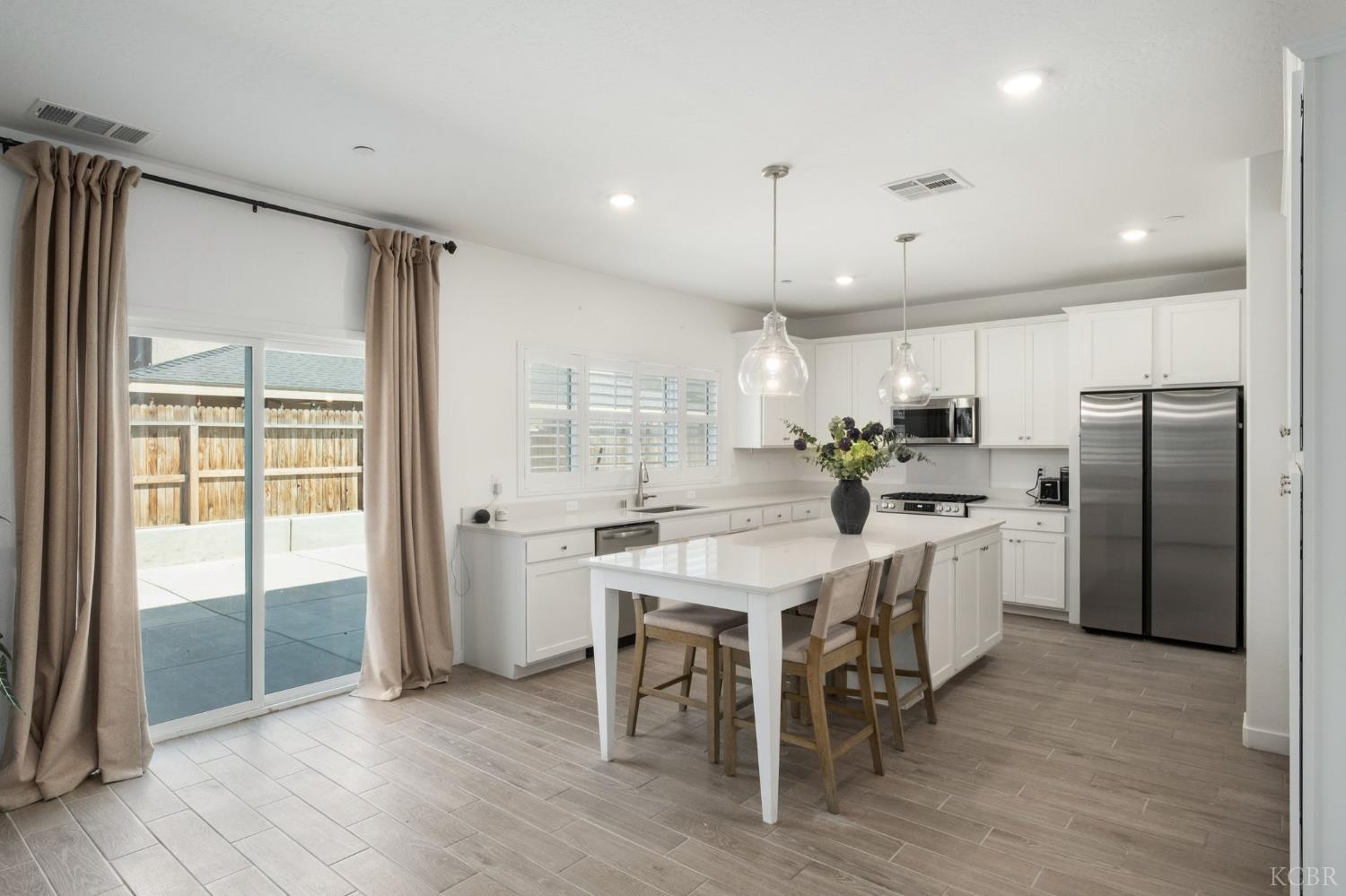 452 University Dr, Lemoore, CA 93245