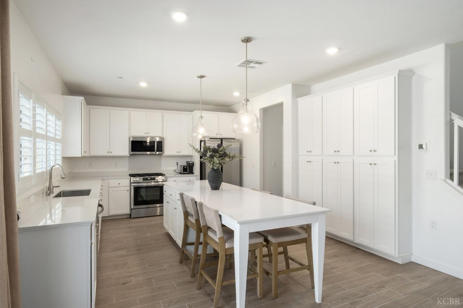 452 University Dr, Lemoore, CA 93245