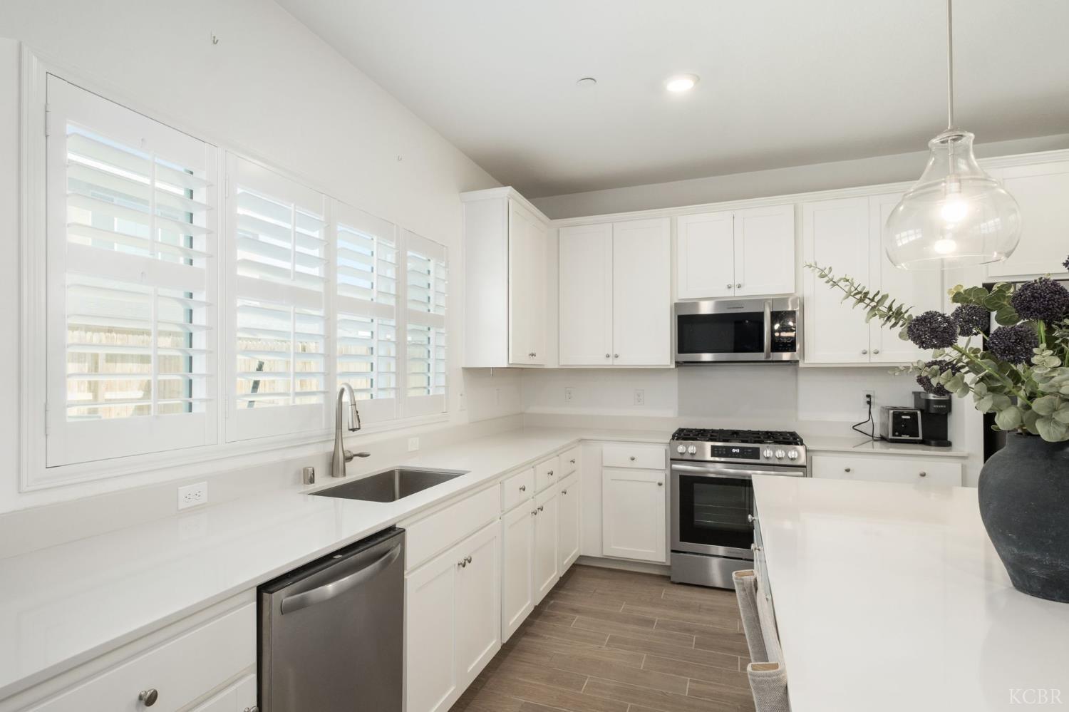 452 University Dr, Lemoore, CA 93245