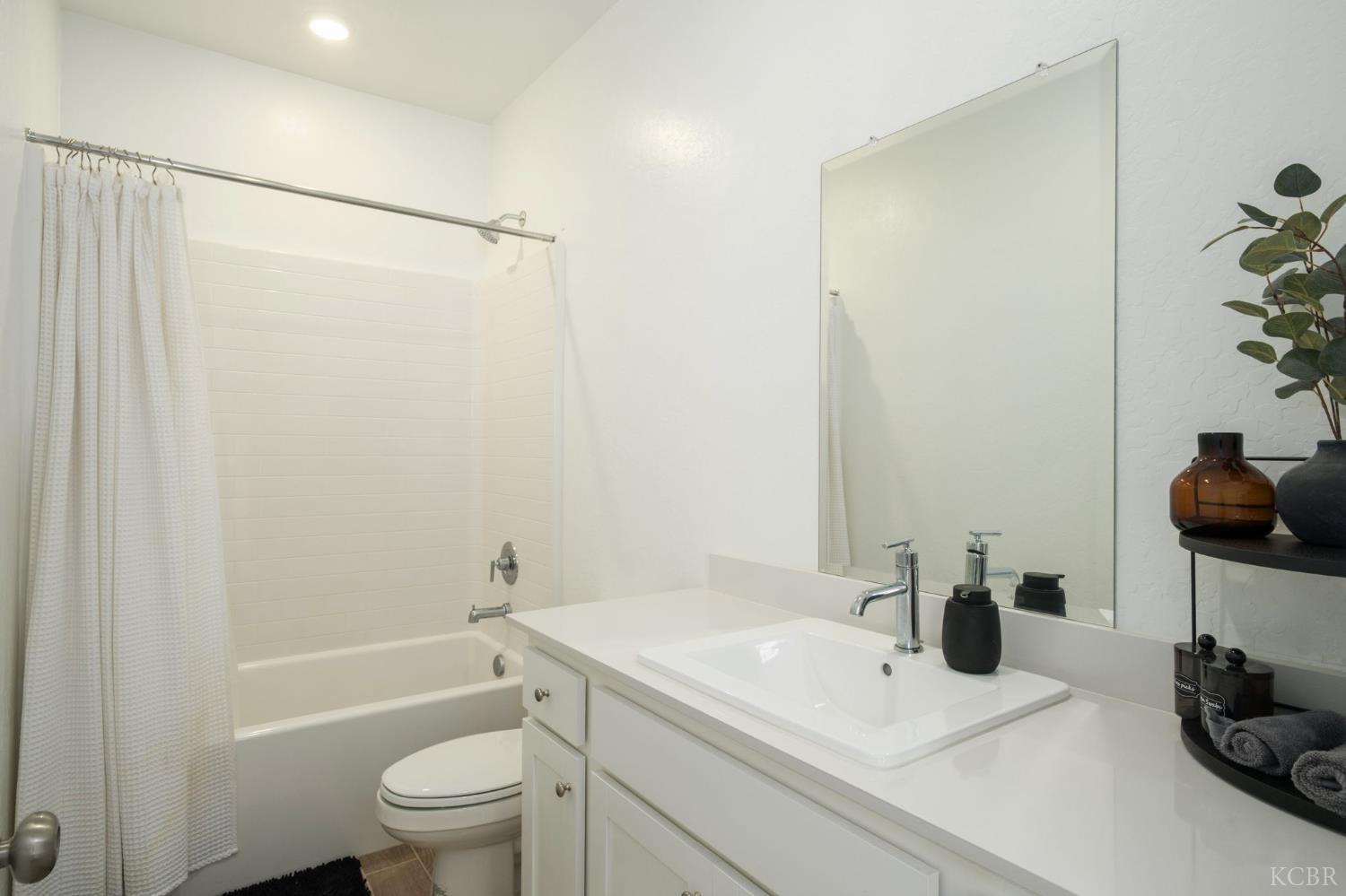 452 University Dr, Lemoore, CA 93245