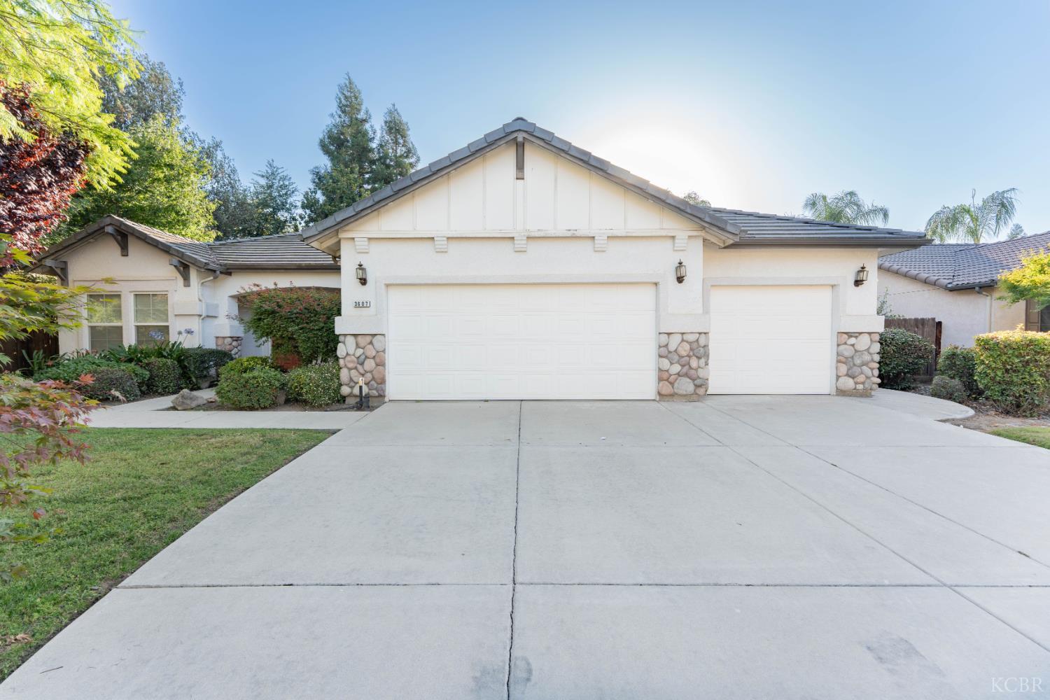 3607 N Mendonca St, Visalia, CA 93291