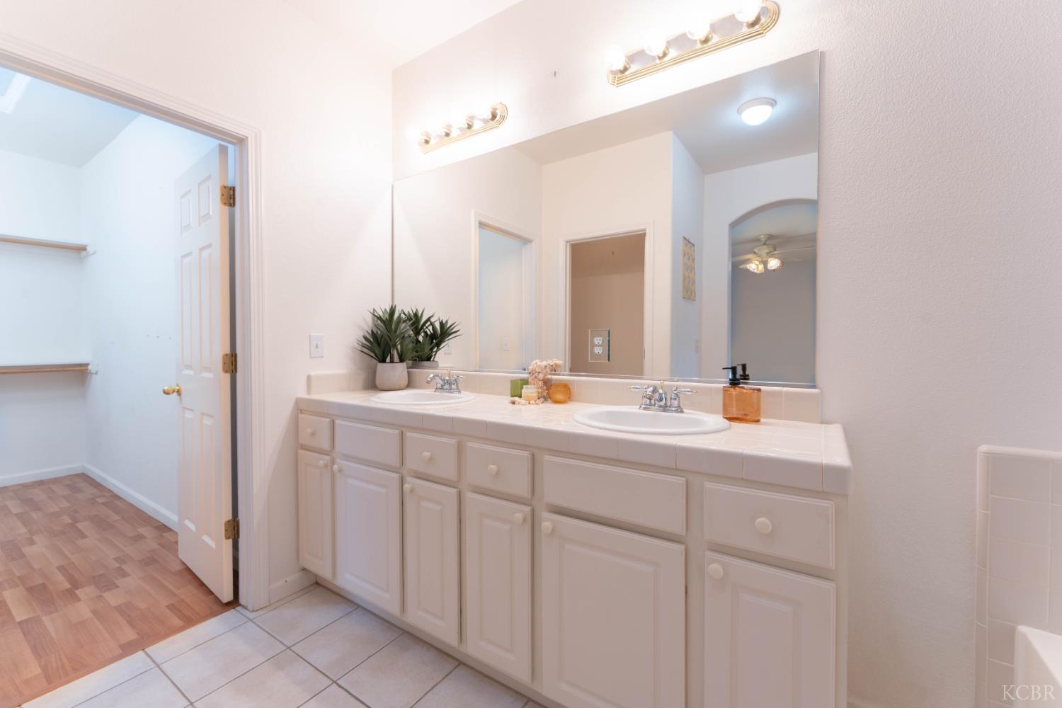 3607 N Mendonca St, Visalia, CA 93291