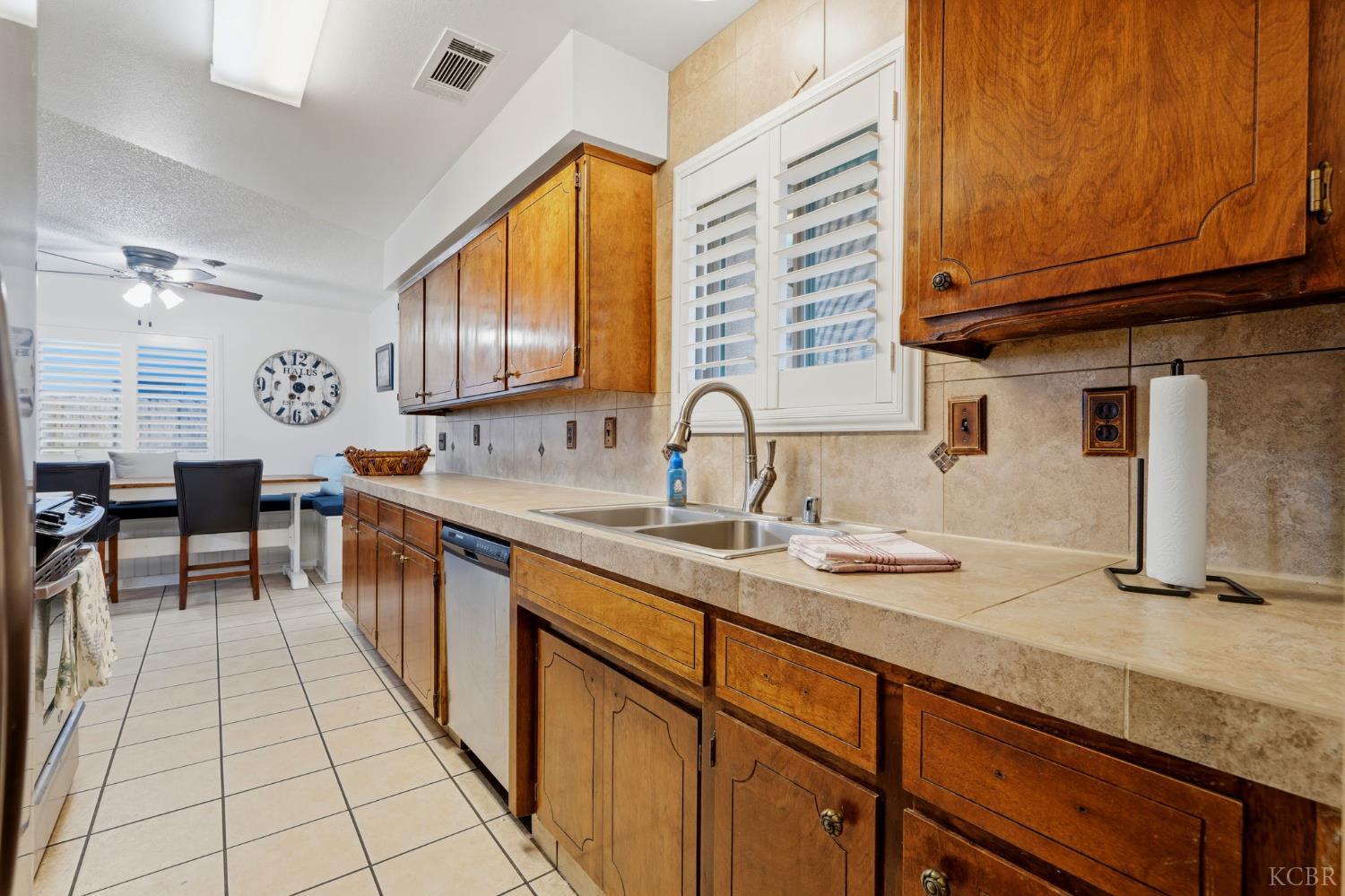 2124 Neill Way, Hanford, CA 93230