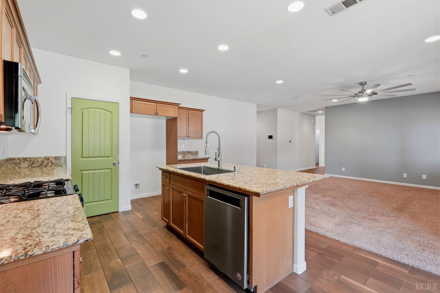 1078 Geneva Dr, Lemoore, CA 93245
