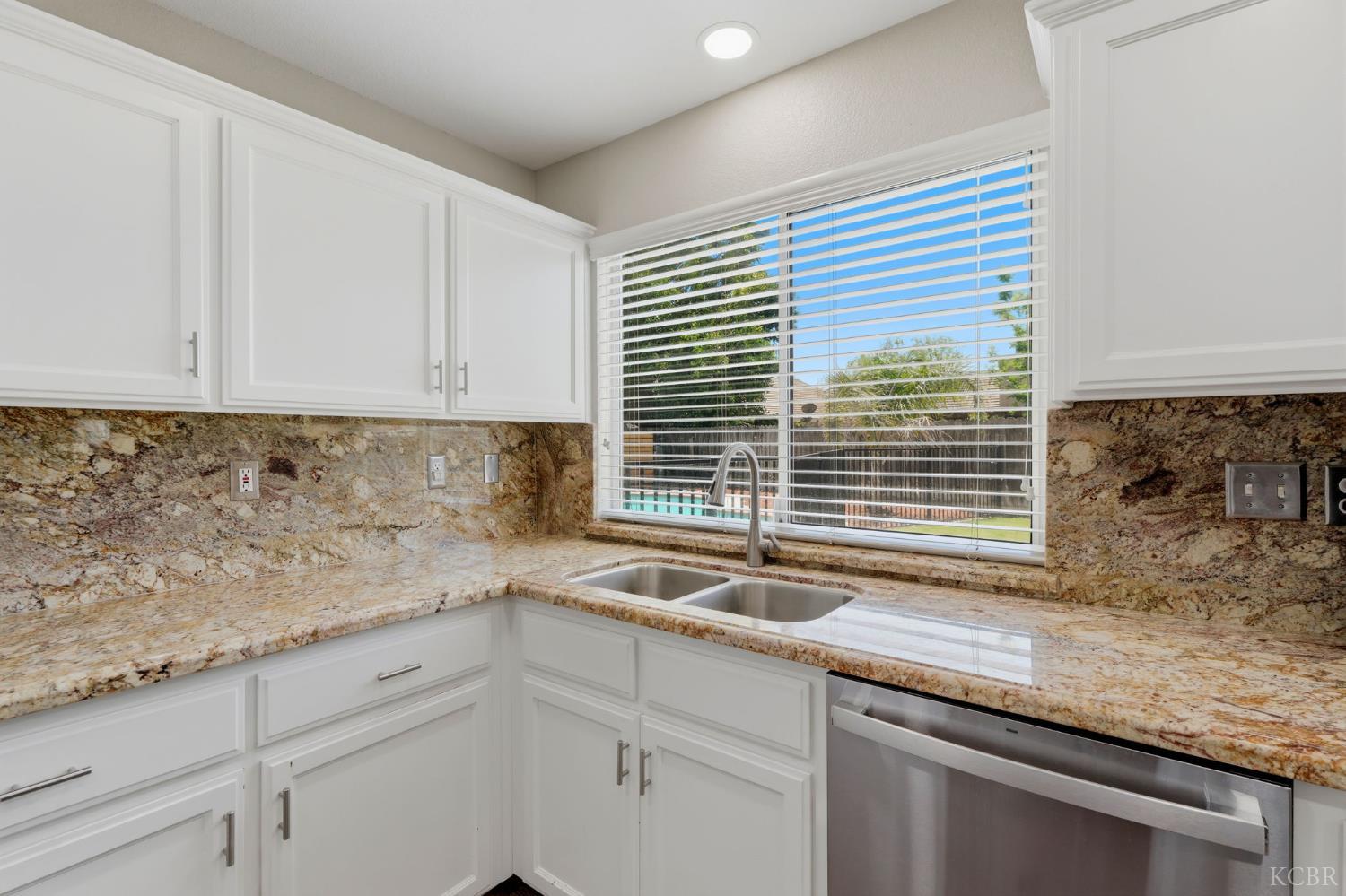 917 Margaret Cir, Hanford, CA 93230