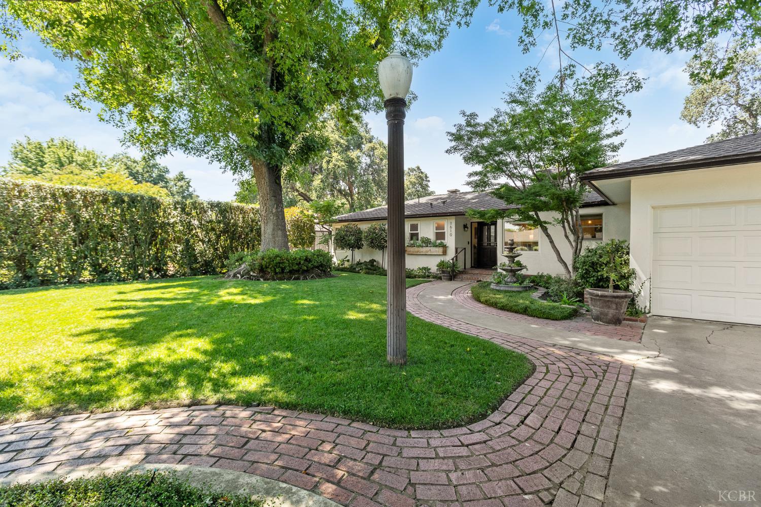 1610 W Meadow Ave, Visalia, CA 93277