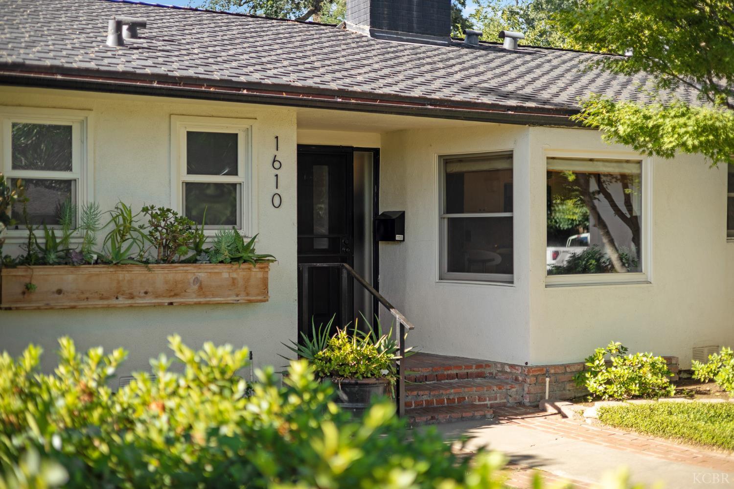 1610 W Meadow Ave, Visalia, CA 93277