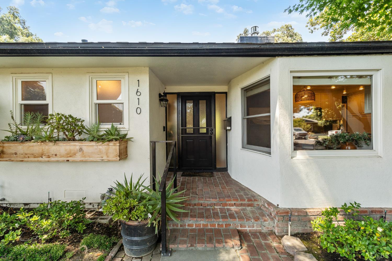 1610 W Meadow Ave, Visalia, CA 93277
