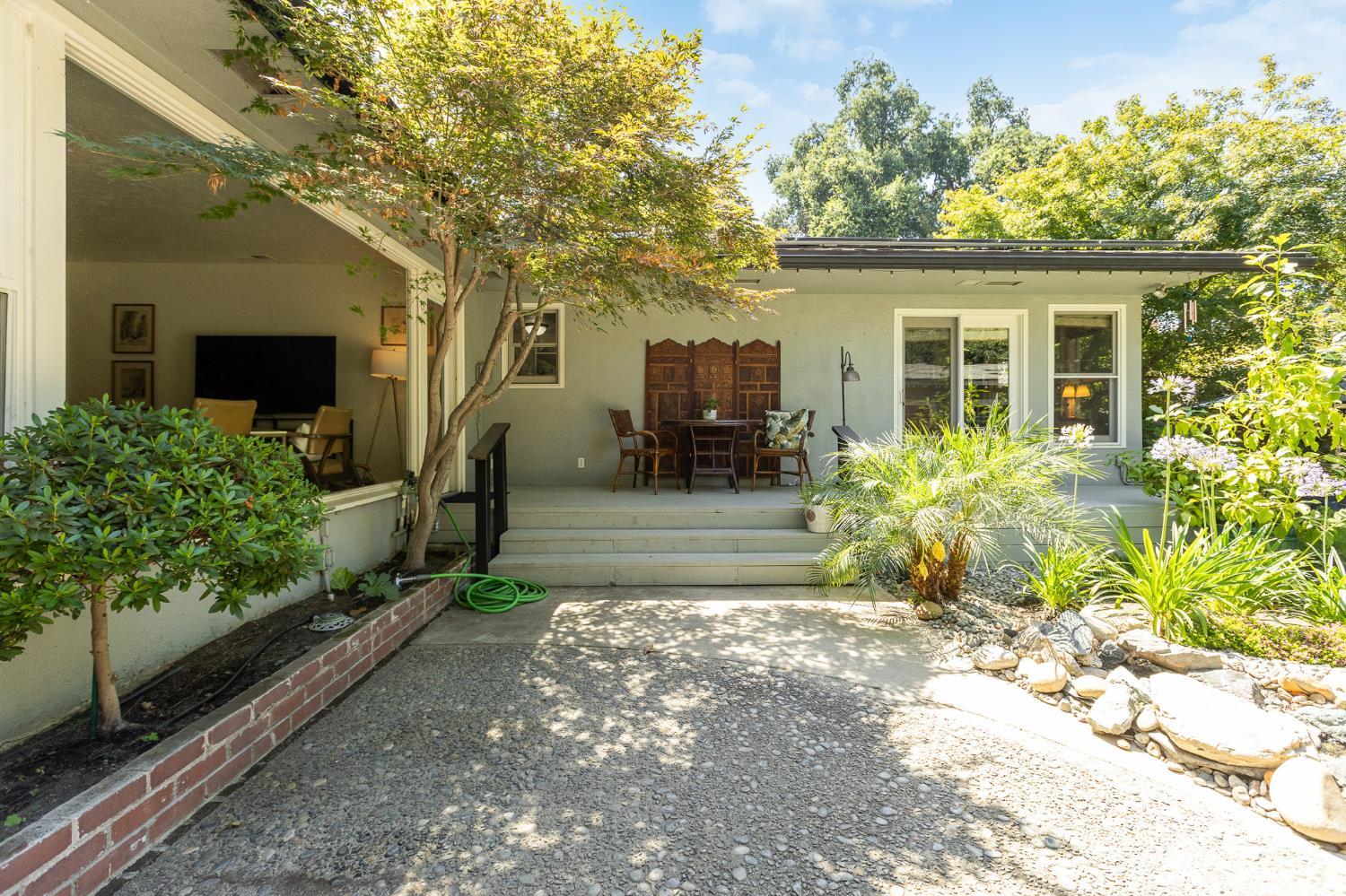 1610 W Meadow Ave, Visalia, CA 93277