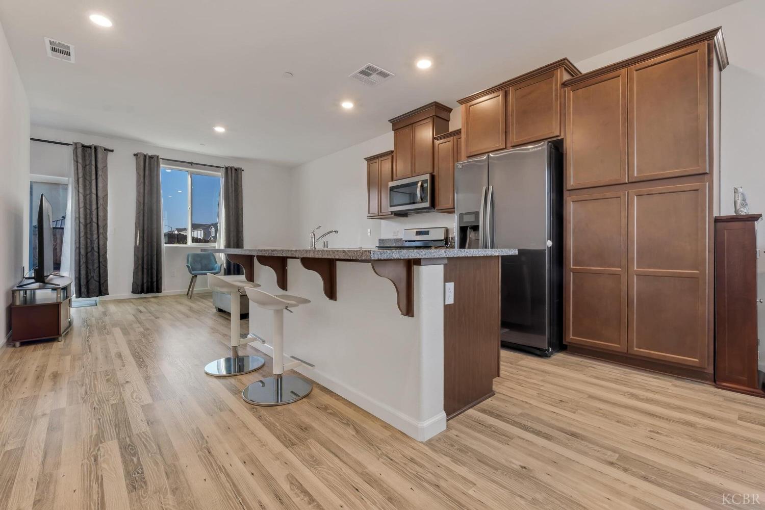 2207 S Crumal St, Visalia, CA 93921