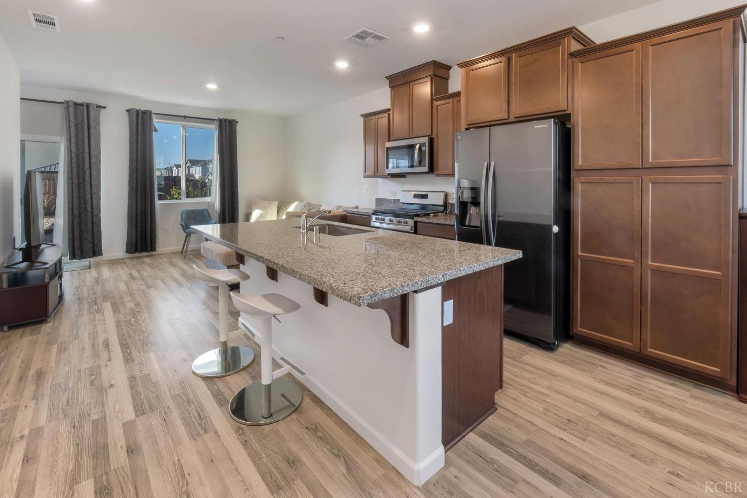 2207 S Crumal St, Visalia, CA 93921