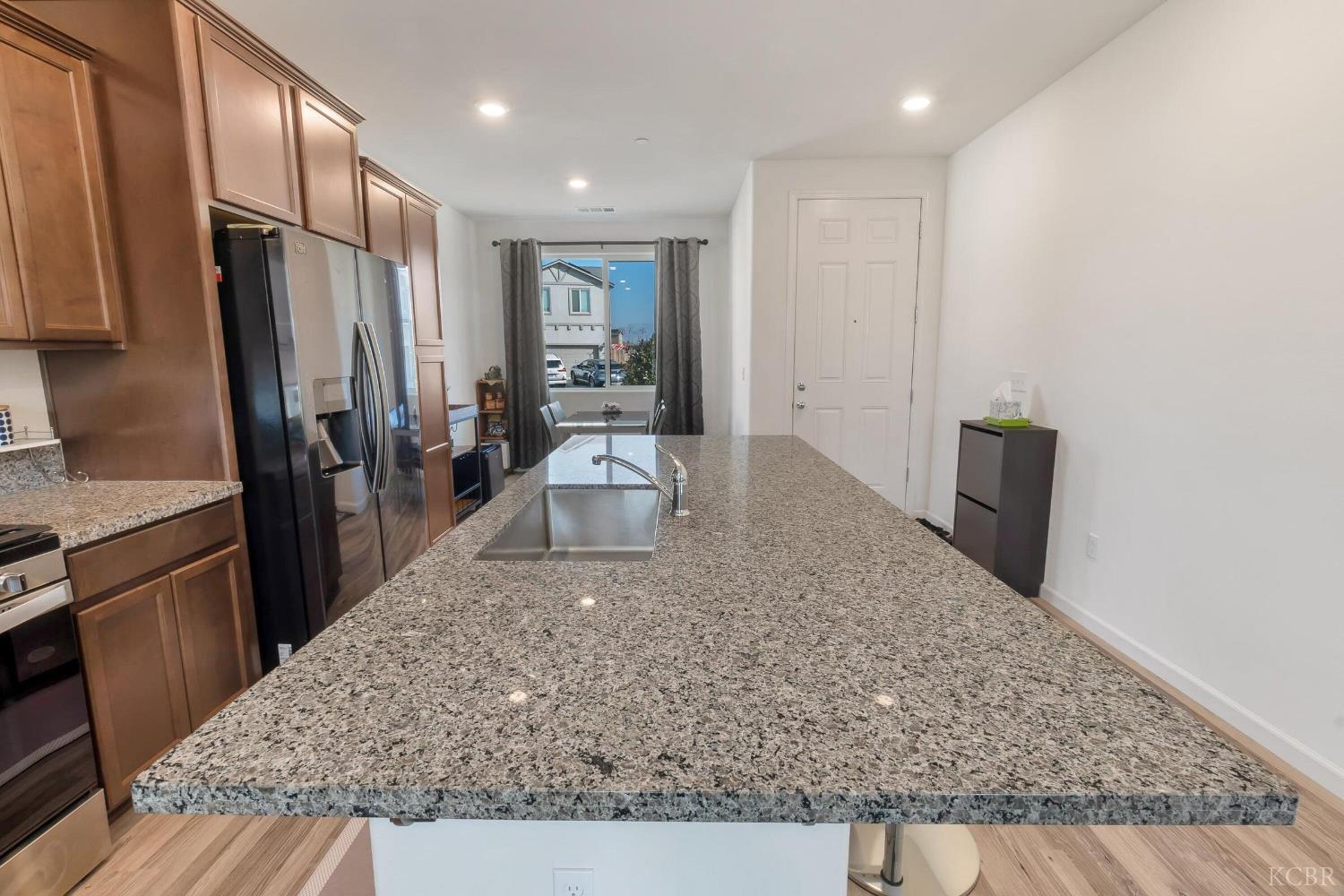 2207 S Crumal St, Visalia, CA 93921