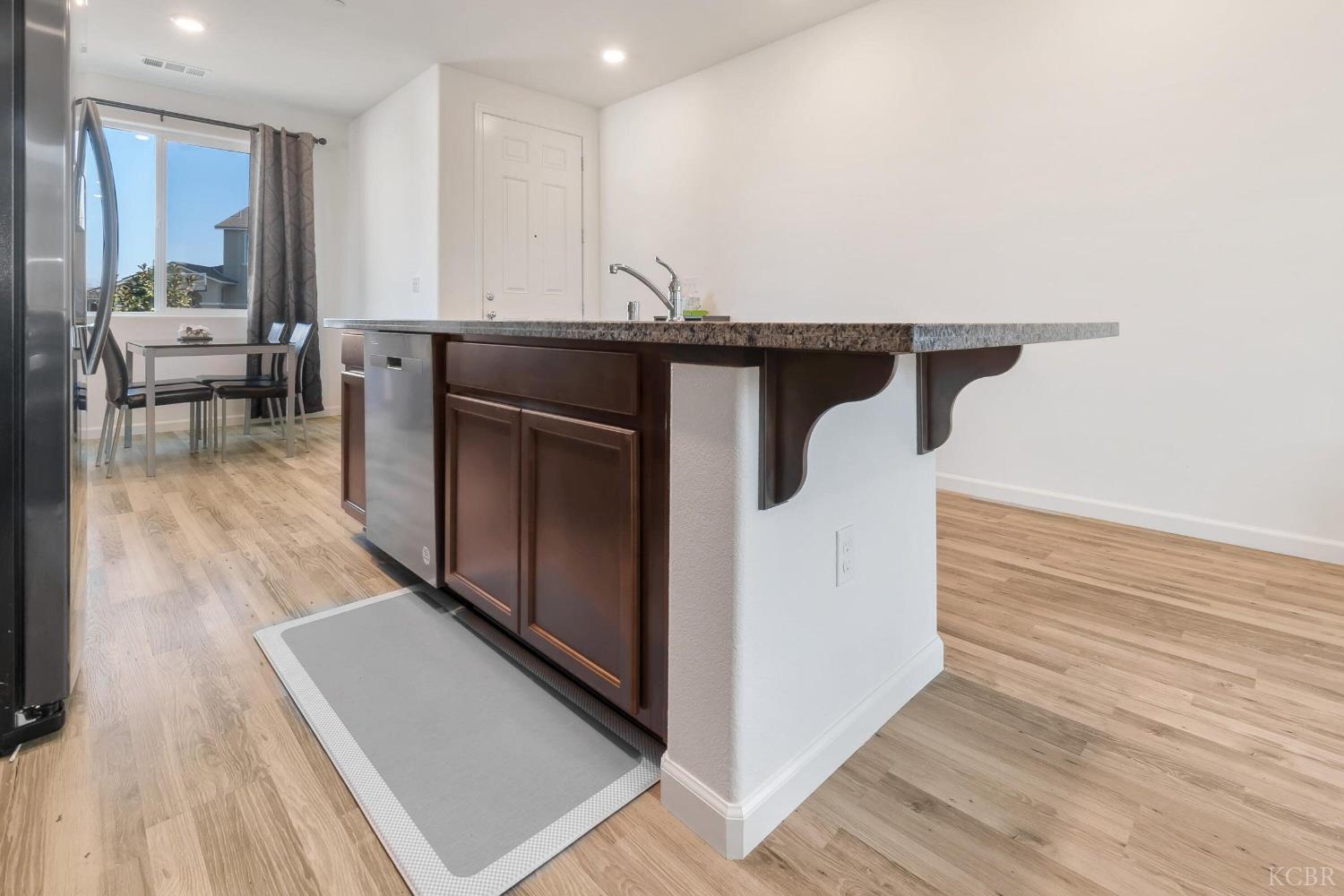 2207 S Crumal St, Visalia, CA 93921