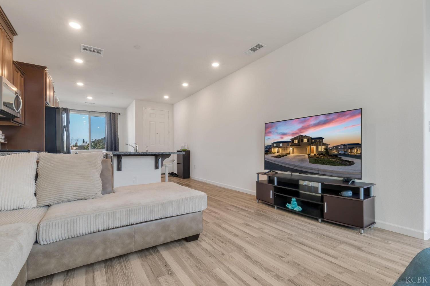 2207 S Crumal St, Visalia, CA 93921