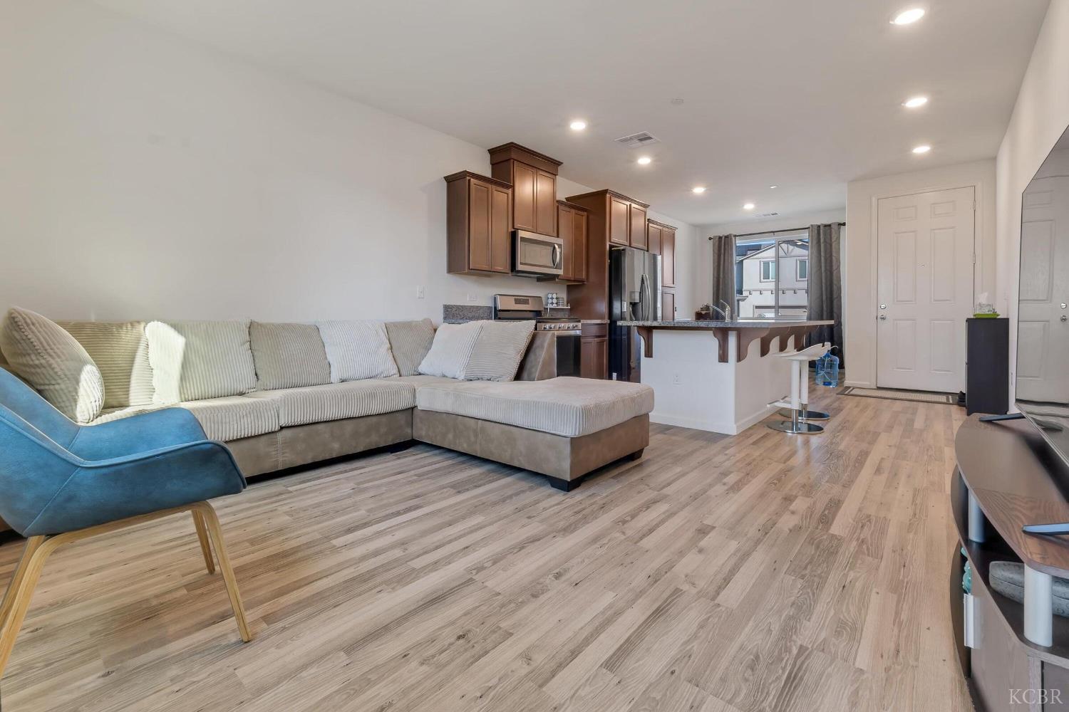 2207 S Crumal St, Visalia, CA 93921