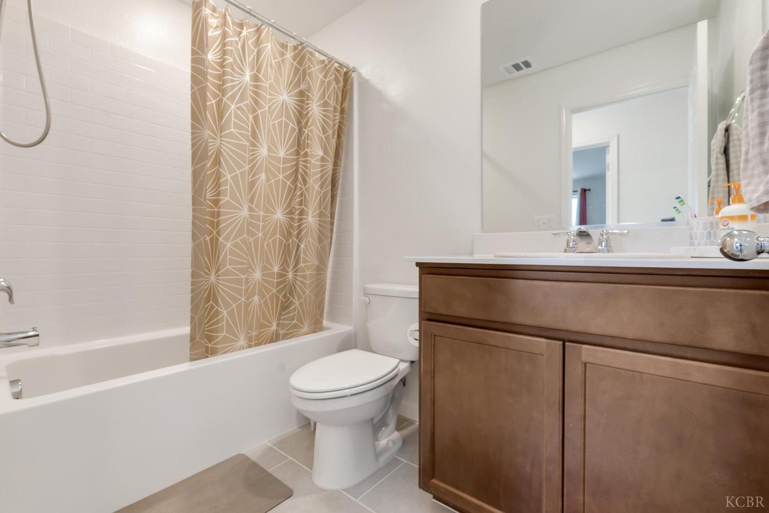 2207 S Crumal St, Visalia, CA 93921