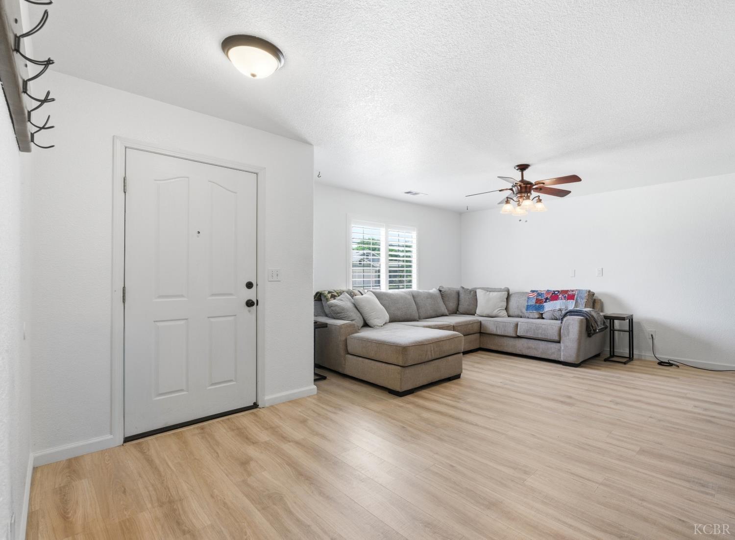 1198 E Donnybrook Pl, Hanford, CA 93230