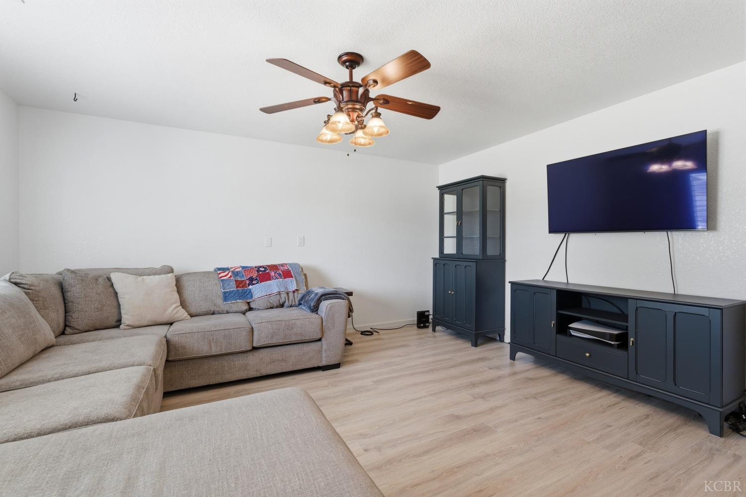 1198 E Donnybrook Pl, Hanford, CA 93230