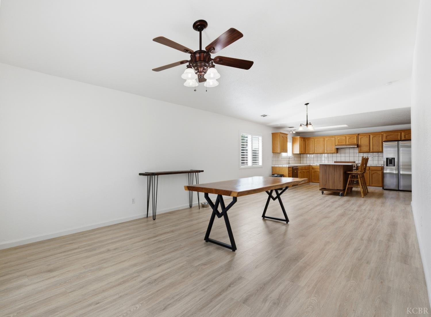 1198 E Donnybrook Pl, Hanford, CA 93230