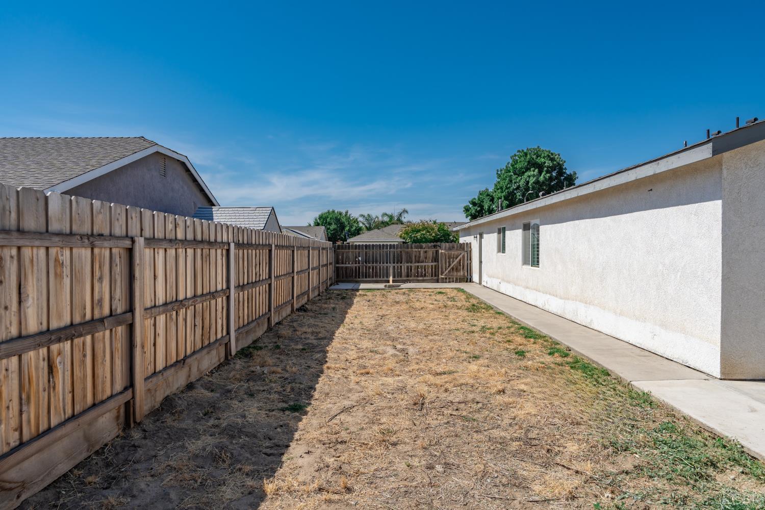 1198 E Donnybrook Pl, Hanford, CA 93230