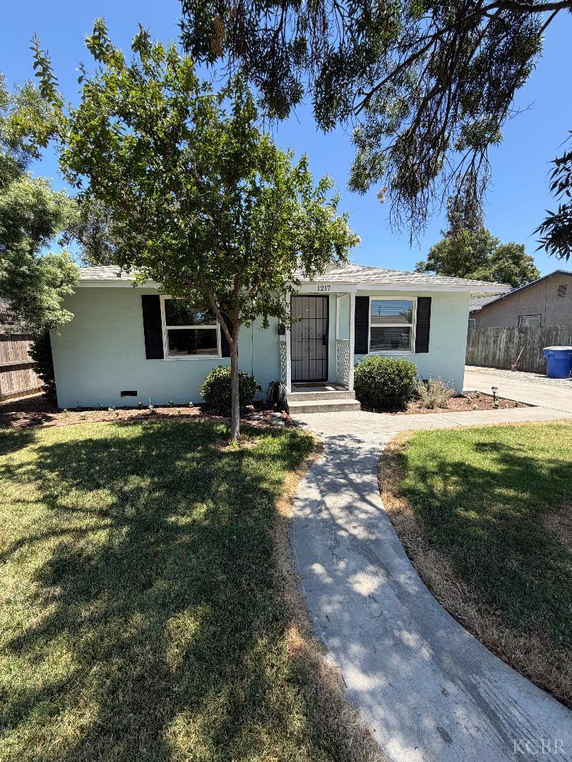 1217 N Richmond Ave, Hanford, CA 93230