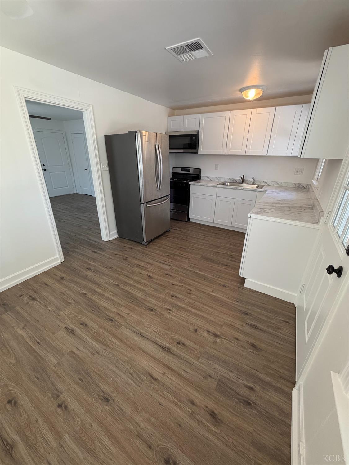 1217 N Richmond Ave, Hanford, CA 93230
